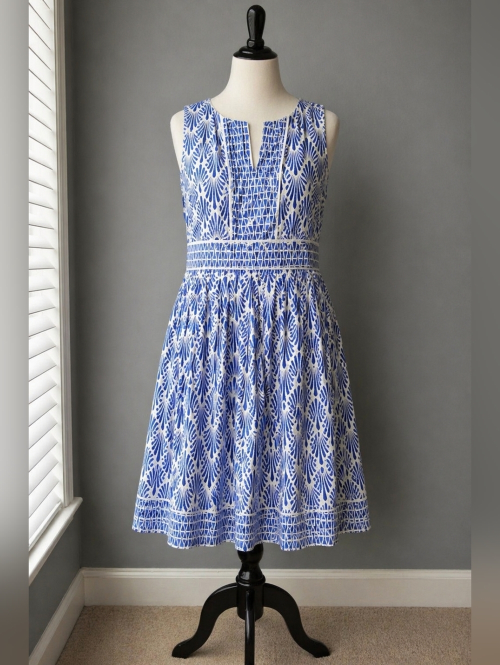 Elegant Talbots dress, size 4, made from 100% cotton, perfect for warm days